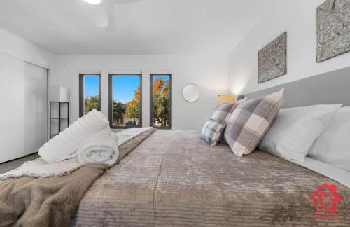 Georgian Oasis with Private Pool - An Irvie Home - Foto 25