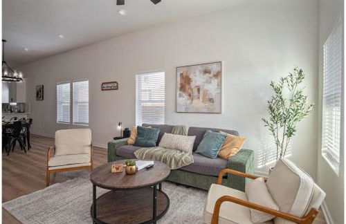 5BR3BA Minutes from the Action with Skyline Views - Foto 2