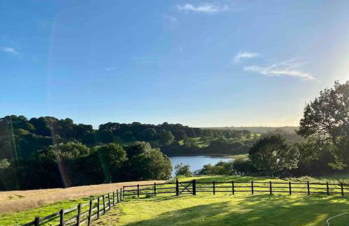 Luxury Accom with Amazing Views over Rudyard Lake - Photo 4