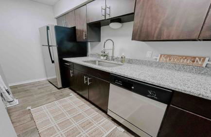 Charming Stay with Pool and Dedicated Workspace - Foto 12