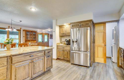 Gorgeous Lake Arbutus Getaway with Dock and Boat House - Foto 11