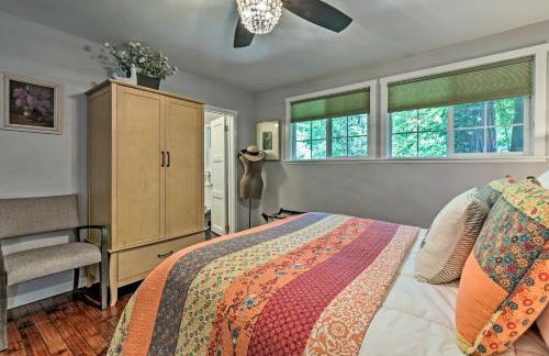 Redwoods Cabin with Hot Tub Walk to Russian River! - Foto 16