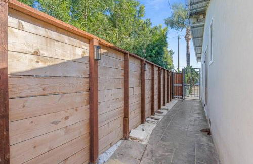 Modern 4 King Beds, Beautiful Large Backyard, Golf, WFH, Long Stays, WI-FI, FWY, 25 mins to Beach - Photo 40