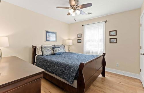 Expansive Lakefront Home with Private Dock - Foto 15