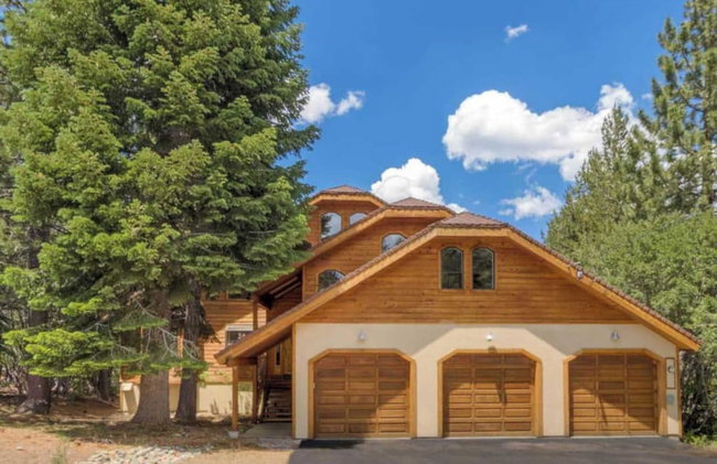 Black Bear by Avantstay Spacious Viking Lodge in Tahoe Donner w/ Game Room & Hot Tub! - Photo 3