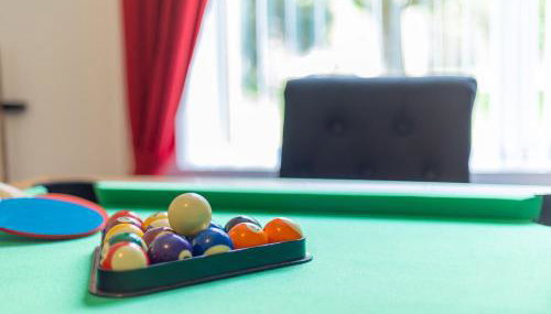 Elegant 3 Bedroom Detached House By Your Lettings Short Lets & Serviced Accommodation Peterborough With Free WiFi & Parking - Foto 3, Game Room