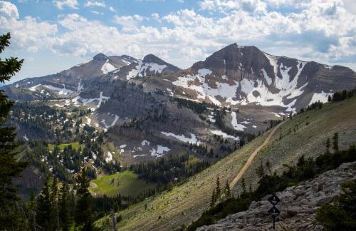 Teton Melody by KABINO Partial Air Conditioning Hot Tub FirePit Foosball Telescope Games WiFi Grill Mtn Views - Foto 17