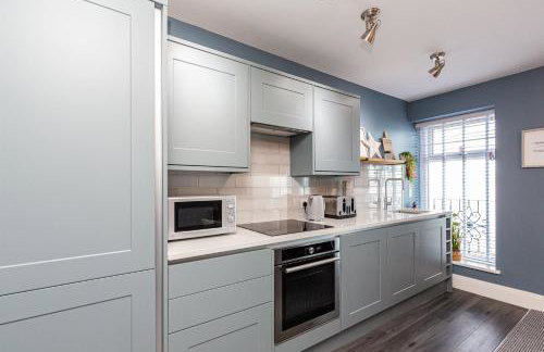 Seafront Apartment - Sleeps 6 - Gateway to the Lake District - Brand New - Photo 2