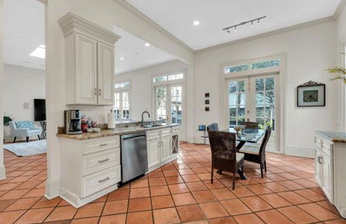 Historic 3BR LGD Gem Near Magazine & FQ - Foto 30