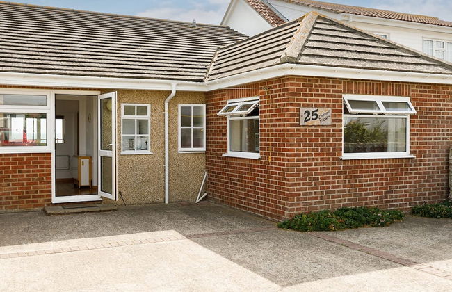 Sunny Seafront Chalet - Sleeps 6 - Photo 6