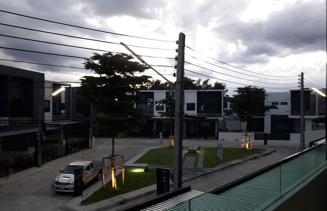 New Loft Modern Home - Photo 33