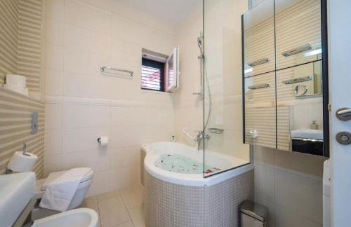 Villa Anita - Five Bedroom Villa with Swimming pool - Photo 13