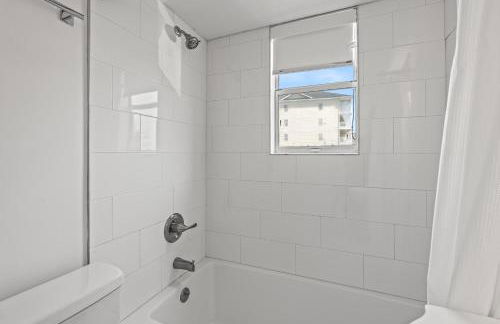 Sunshine House #1-Selfie-Friendly - Steps to Beach - Foto 41