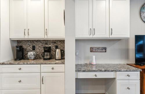 Beautiful Torch Lake House with Beach Access home - Foto 32