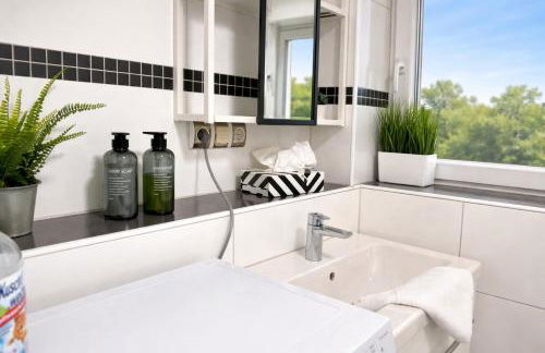 STN Kocherwald Suite - Ferienwohnung mit 4 Schlafzimmer, 8 Big Beds, Parkplatz & Balkon, Highspeed WLAN, Netflix Premium, Zentral zu Audi & Schwarz Gruppe - Foto 16