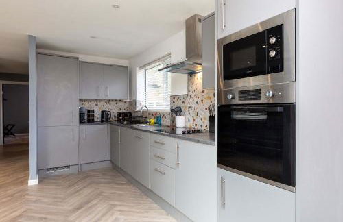 Modern & Stylish 3 Bedroom Home in Peterborough - Photo 3