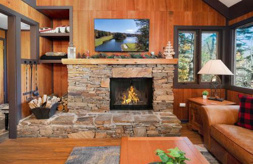 Chicadees Lake Lookout - A wood-burning fireplace, beautiful lake views, king and queen bedrooms, deck dining, and easy access t - Foto 7