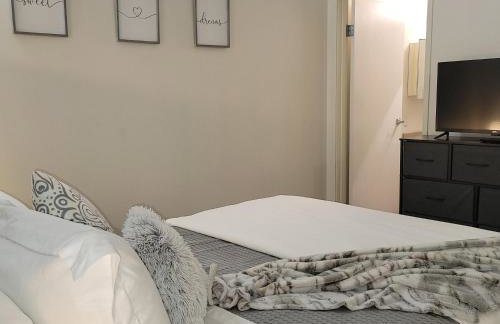 #2 Downtown Free Parking- Walk to Gainbridge, Lucas Oil, Conv Cntr - Foto 11