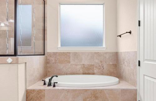 Randolph Central Location, 1-story, Chef Kitchen, Creekside - Foto 23