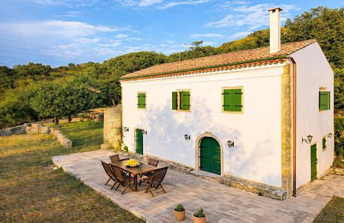 'Perithyron', Konstantina's House, Old Perithia - An Authentic stone Retreat in Corfu's most Historic Village - Photo 1