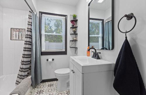 Dark House With HotTub TV in Rooms - Foto 6