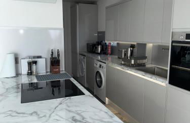 Modern four bedroom semi-detached house with off street parking 8 min drive to Wembley stadium, 5 miles to Central London - Foto 3