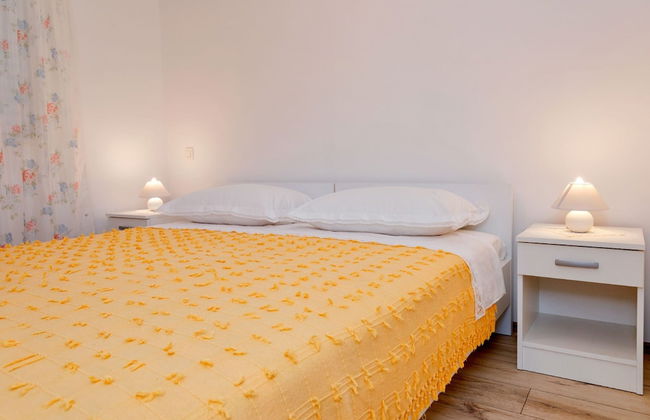 Newly Furnished apt w. Patio,parking & Fireplace - Photo 3