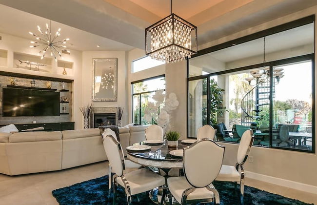 Luxury Contemporary Sanctuary w/ Pool and Views! - Foto 24