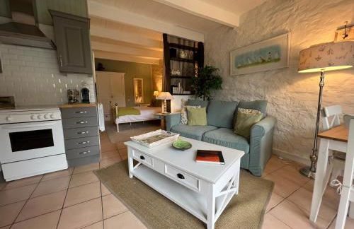 Hayloft at Kergudon Gîtes, Couples' gîte with pool - Foto 24