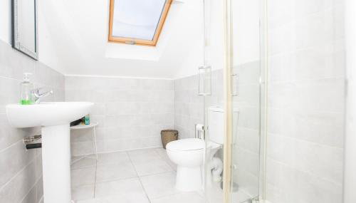Spacious 4BR Home in Manchester with Parking & Wi-Fi - Foto 3