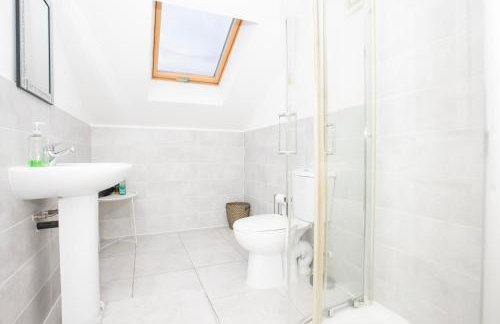 Spacious 4BR Home in Manchester with Parking & Wi-Fi - Foto 3