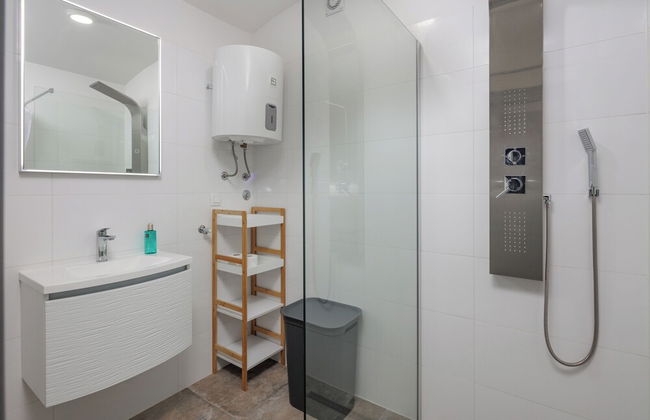 Rijeka City Vibes Apartment - Photo 8