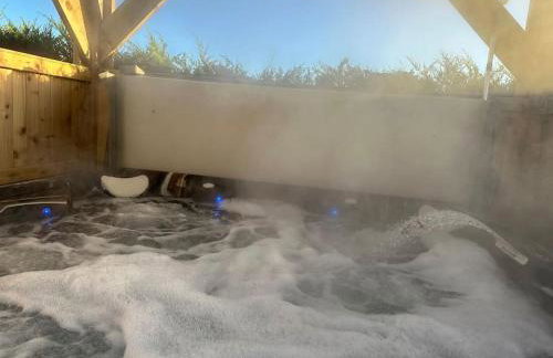 Bungalow with Hot Tub, BBQ Hut, Golf Net , Large Garden & Play Area - Foto 10