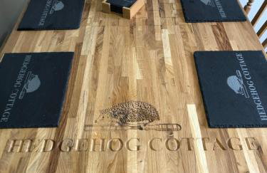 Hedgehog Cottage with garden in Bronte village! - Foto 2