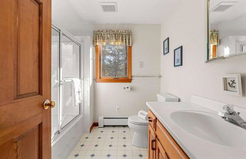 Spacious Home with Direct Pond Access! - Foto 30