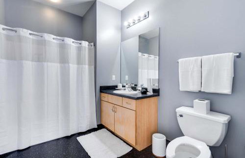 West Loop - City Views With In & Out Parking 2 - Photo 16