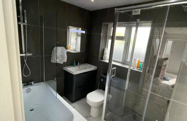 Modern 4 Bedroom Stylish Villa with out-door Hot Tub - Foto 30