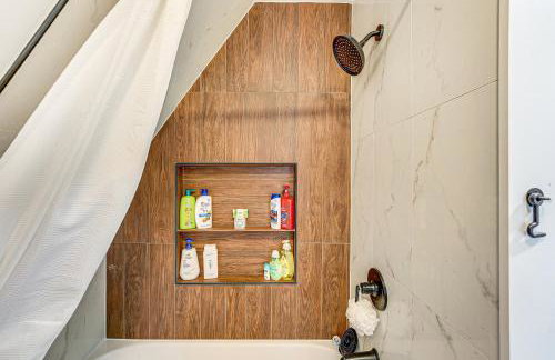 Walk to Fox Lake Pet-Friendly A-Frame with Fire Pit - Foto 14