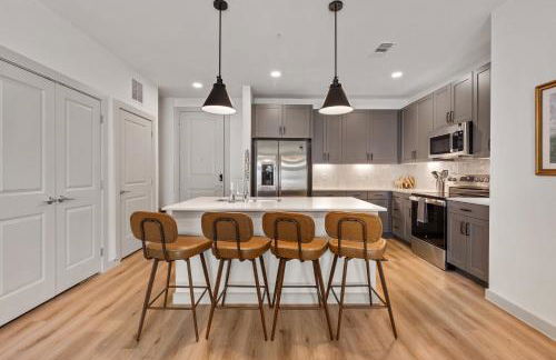 Polished Contemporary 2BR 2BA Private Balcony - Foto 5