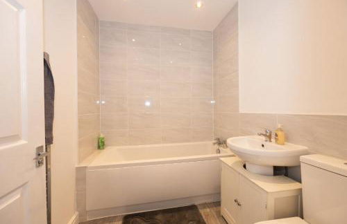 Contemporary 3 Bedroom Home with Garden & Parking - Foto 8