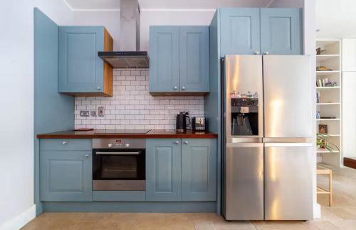 Beautiful light filled apartment in London - Photo 17