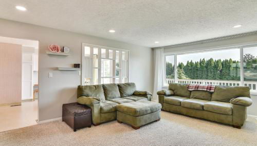 Serene Forest Grove Home with Deck and Stunning Views! - Foto 3