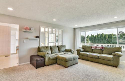 Serene Forest Grove Home with Deck and Stunning Views! - Foto 3