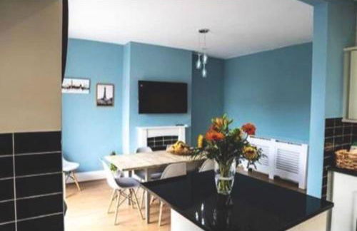 Spacious Family Home Minutes from the Beach - Foto 10