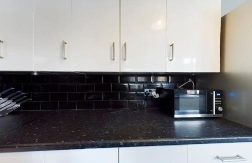 Stunning Family Home with Comfortable Surroundings by Our Home Short Stays ideally situated within Greater Manchester - Photo 7