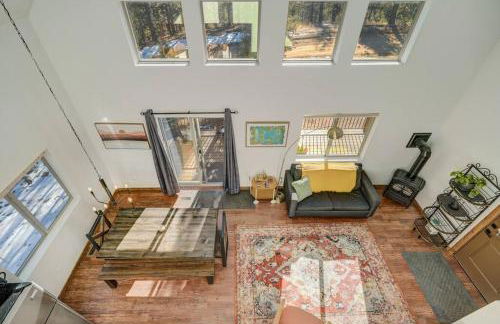 Rustic cabin charm w/ hot tub, arcade basketball - Foto 10