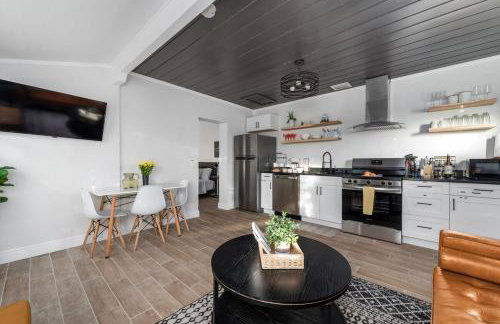 MODERN - Mins to Beach - Walk to Downtown - Free parking - Foto 10