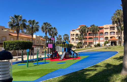 Almerimar Amplio Apartamento de 3 Habitaciones con Piscina, pista de padel, futbol y Garaje Cubierto para 2 Coches en Altas Entinas - Foto 52