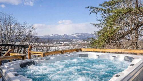 Modern Mountain Cabin with Hot Tub and Game Room Near Moorefield, West Virginia - Foto 3