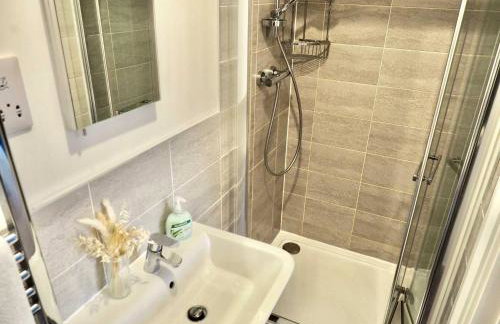 Modern & Stylish 3 Bedoom Home in Taunton - Photo 5